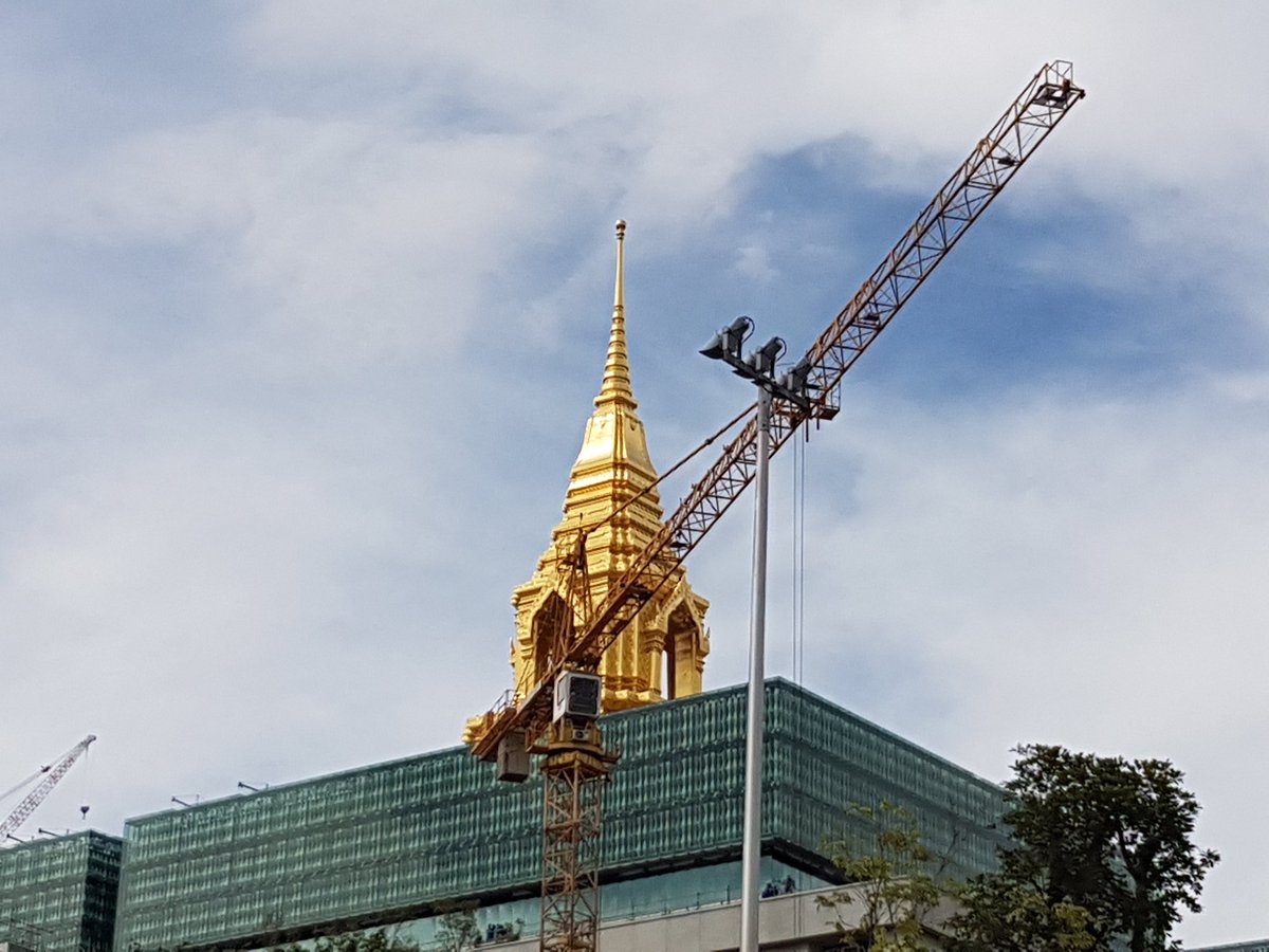  #Thailand pro-government & royalists were at  #Parliament on Wednesday to submit about 130,000 signatures saying that they oppose any reforms to the  #monarchy & they don't see need to change the  #constitution.  #ประชุมสภา  #แก้รัฐธรรมนูญ