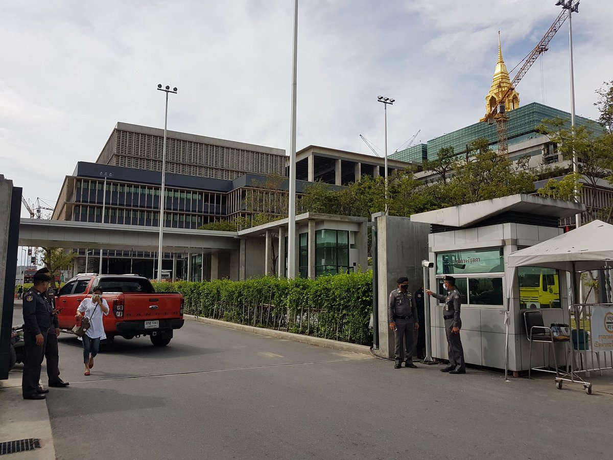  #Thailand pro-government & royalists were at  #Parliament on Wednesday to submit about 130,000 signatures saying that they oppose any reforms to the  #monarchy & they don't see need to change the  #constitution.  #ประชุมสภา  #แก้รัฐธรรมนูญ