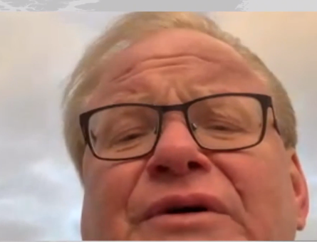 Det sista befälhavaren på korvetten Provornyy ser.