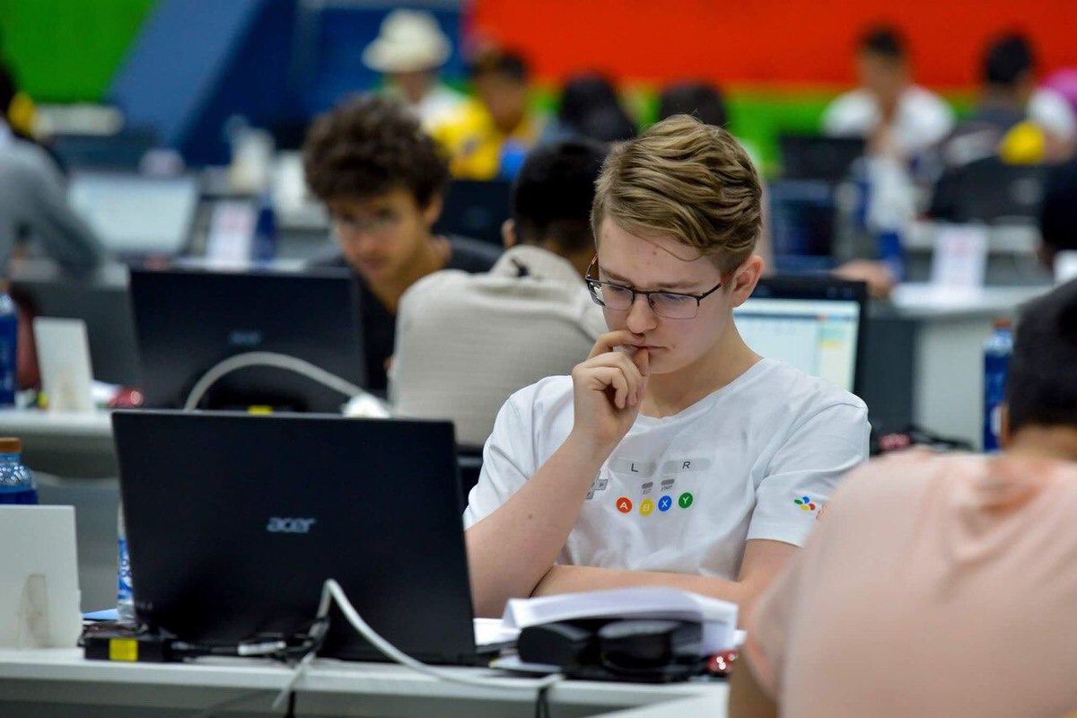 Поздравляю наших ребят с успехом на Международной олимпиаде по информатике! Семен Савкин из школы №57 завоевал золото, а Егор Лифарь из школы им. А.Н. Колмогорова при МГУ - серебро. Москвичи четвертый год подряд показывают высокие результаты. Молодцы!