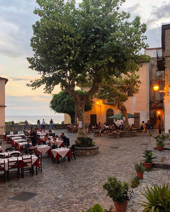 📍Scalea Vecchia, Riviera dei Cedri

#Kalabriens „Küste der Zedern“ verzaubert mit malerischen Orten, die das tyrrhenische Meer überblicken. 

👉bit.ly/32UR9aL  

#reisenachitalien #ilikeitaly

📷IG thearchitect____