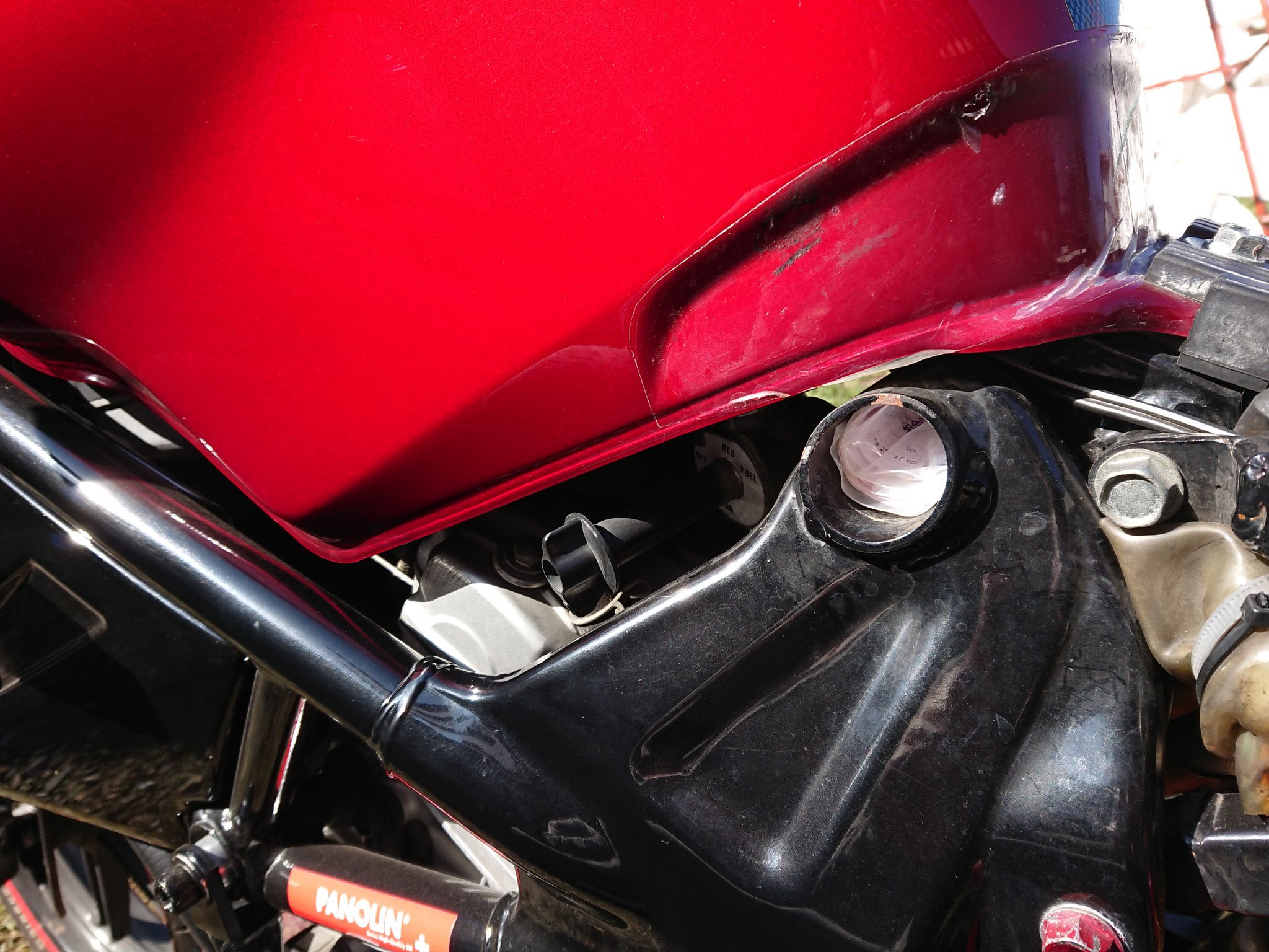 ﾎﾟｺﾃｨﾆｱﾇｽ ｻﾞｷﾗｯｸｽ ただでさえ収納スペースが少ないvtr250 自賠責の書類はフレームのココに収納した ヤンマシ写真部 バイク乗りの小さな工夫 T Co H4kzu2zlqt Twitter