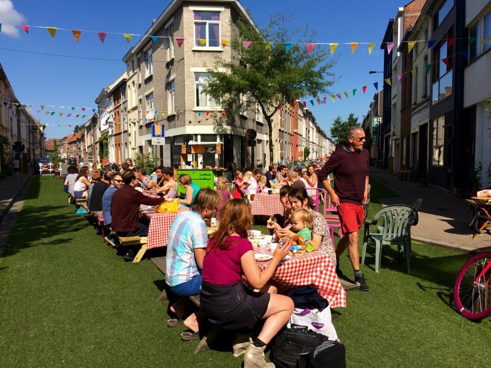 Ce rééquilibrage permet d’implanter des espaces verts, des jeux pour enfants, du mobilier urbain, des espaces de stationnement pour les vélos et les véhicules partagés. A Gand, voici une leefstraat, une "rue vivante" métamorphosée par ses habitants.