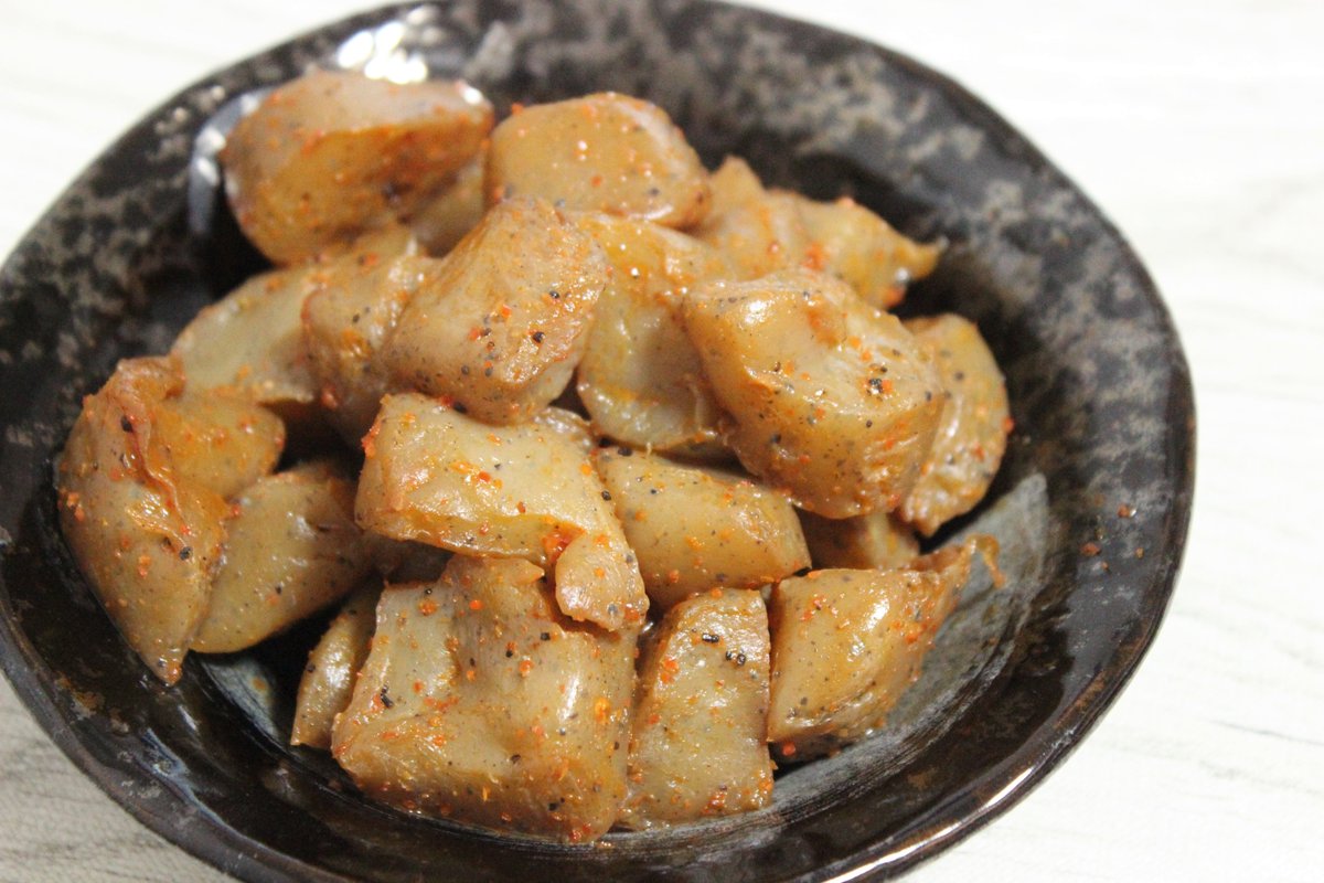 【ピリ辛こんにゃく炒め】
こんにゃくをちぎってしっかりめに炒めて、酒、醤油、一味で味付けして煮詰めたこれ、好きすぎてあっという間に完食しちゃう✨
作り置き用に作ったはずなんだけど…ｗｗ