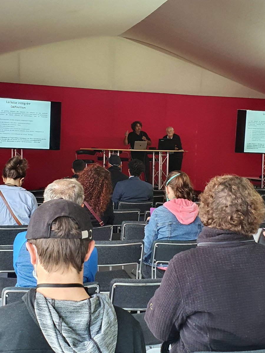 Venez assister aux conférences du Village Expert ! 
Actuellement, c'est la conférence sur la gestion des terrains de sports amateurs animée par la SFG et Ecoumène. 🌱 Prochaine conférence à 11h ! 
salonvert.com/village-expert/
