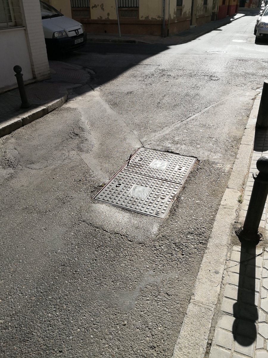 david_delgado's tweet photo. Buenos días @Ayto_Sevilla  en la C/ Escoberos nº4 hay en la calzada una tapa de registro en mal estado, que hace imposible conciliar el descanso por el ruido cada vez que pasa un vehículo. Lo pueden arreglar? Muchas gracias #010LíneaSevilla https://t.co/wjpkoOhlTt