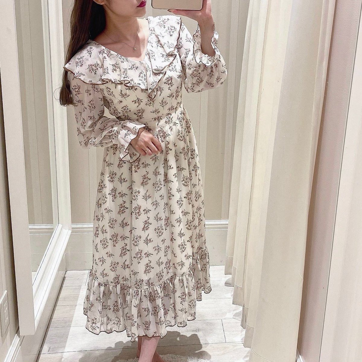 大阪店🧸🍓 ☑︎Vフリル花柄ミドルOP ¥7,900+tax 小花柄でロング丈の