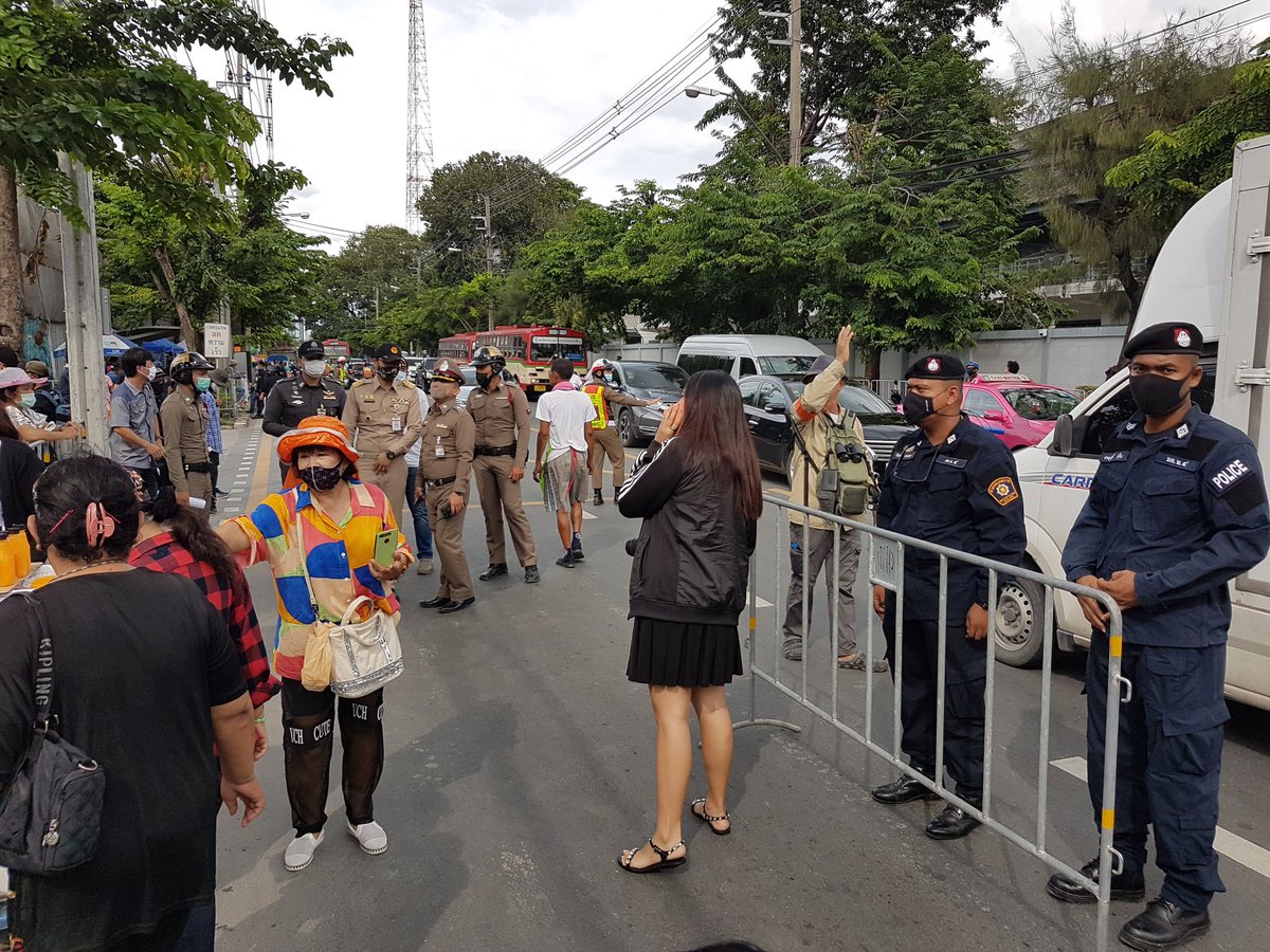  #Thailand  #protesters heeding government advice to be careful of mass gathering during  #COVID19  #pandemic. This as they gather outside  #parliament calling for reforms to  #constitution & government  #ประชุมสภา  #แก้รัฐธรรมนูญ