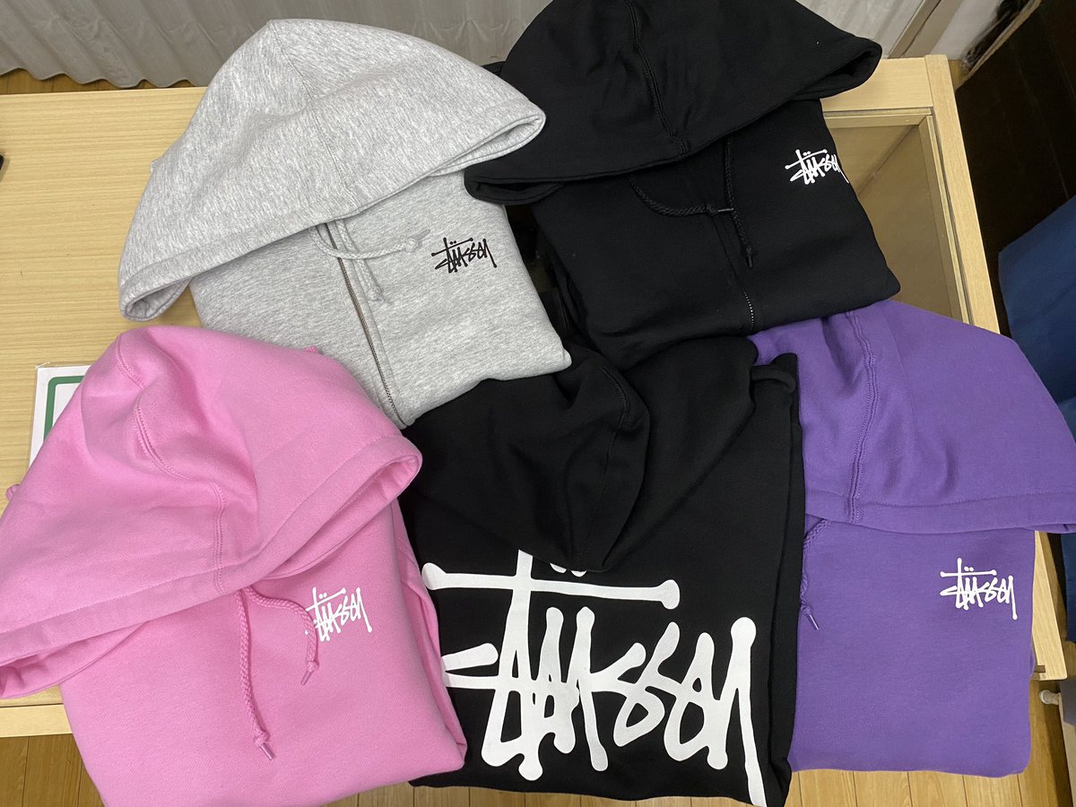 B Flat Stussy Stussyのパーカーとトレーナー入荷しました どちらも定番のベーシックロゴです パーカーはジップパーカーとプルパーカーの2種類あります