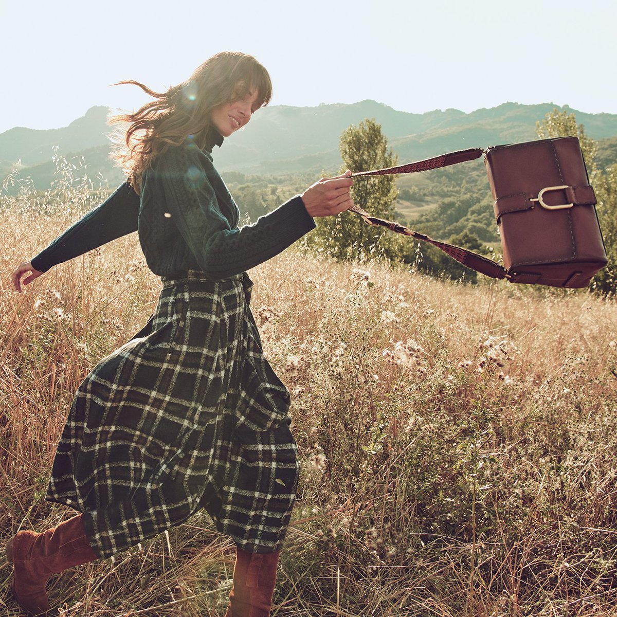 “And you wonder where we’re going, where’s the rhyme and where’s the reason”
Carlotta is wearing a Virginia bag from the Fall Winter 2020 collection by The Bridge.