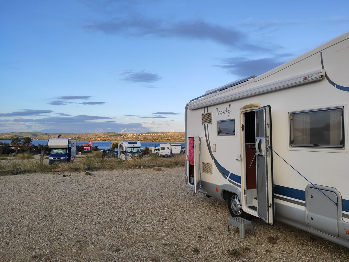 confisergur's tweet photo. ➡ Potser l'estiu ha acabat però la tardor obre un altre capítol per viatjar amb la teva #autocaravana o #camper.
➡ Destí i companyia, els triaràs tu. L'assegurança, és cosa nostra.😉
#segurosdeautocaravanas
#segurosdecamper
#conficaravan
#campervan
#camperlife
#vanlife https://t.co/A0weDtGJH2