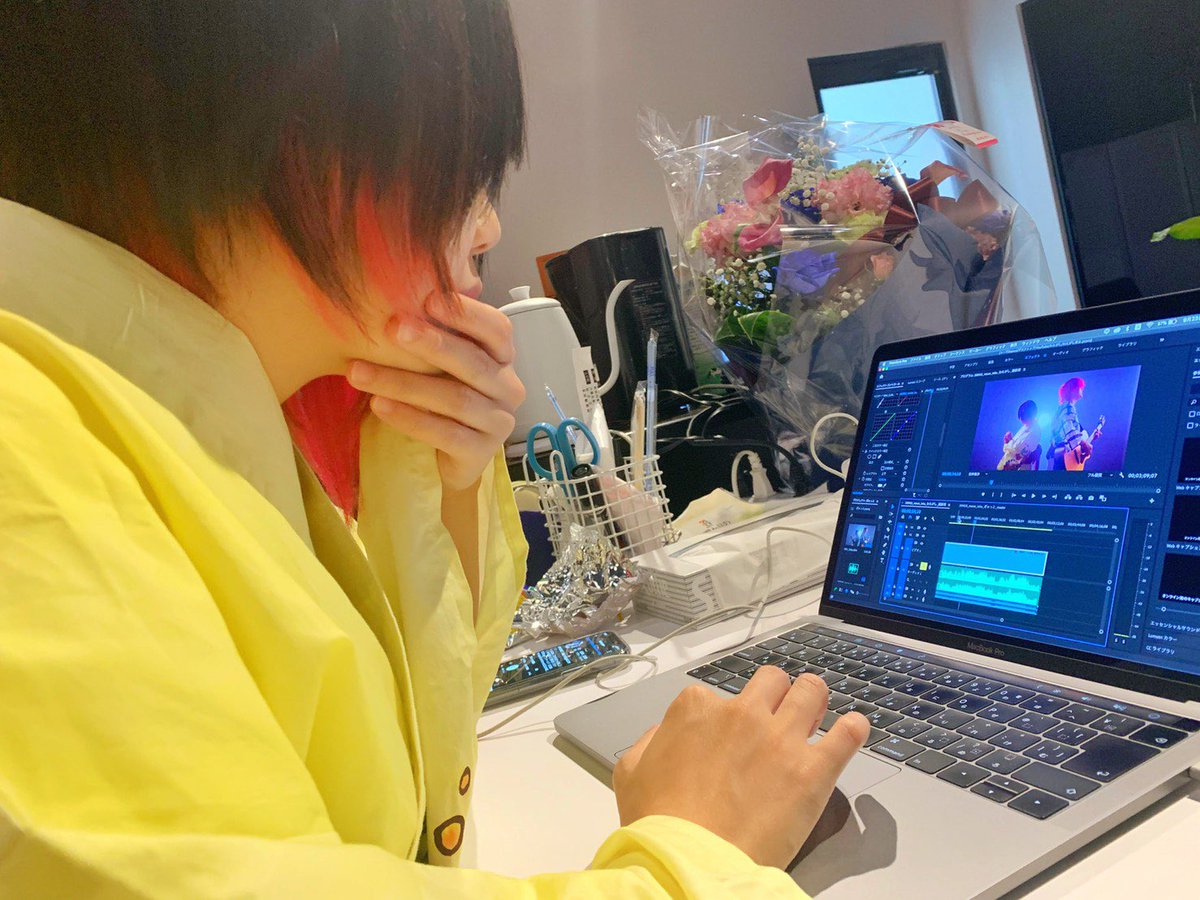 撮影でせっかく着物きたから、着物のまま作業しとるわ。可愛いとこあるやん。