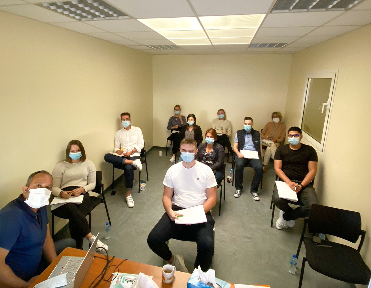 [COVID 19]😷 
Malgré des conditions sanitaires particulières, nous continuons de nous retrouver en adaptant nos conditions de travail ! 
Masques, distanciations physiques, gel, croissants et café : tout est réunis pour une réunion d’équipe parfaite😀