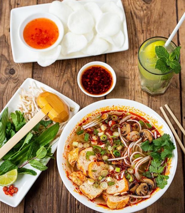 cornexchangemcr's tweet photo. Being back at the office can be a bore - add some spice with the new Autumn lunch special from @PhoRestaurant  - its #WhatYou'veBeenWaitingPho!

🌶️🍚Prawn (or prawn-less) crackers, a main and a drink for £9.95!!

Eat-in only.

Available Monday - Friday, from opening to 4 pm https://t.co/MsVpGi9OfJ