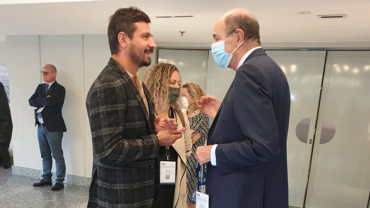 Al @ForumBanca con <a href="/corradopassera/">Corrado Passera</a>, per parlare delle #nuovesfide del #banking. Siamo chiamati a essere promotori di un cambiamento che porti la #banca a essere sempre più vicina ai bisogni della nostra società, dando risposte concrete ai propri clienti e agendo per il bene.