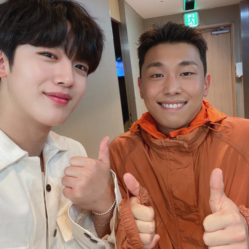 죠지선배님과 함께 무대를 하는 엄청난 성덕이 된 요한❣️
노래까지 잘 어울리는 완벽한 듀엣이었습니다🎼 오늘은 요한이 노래 들으시면서 잠드는 행복한 밤 되세요🌙

#위아이 #WEi #김요한 #KIMYOHAN