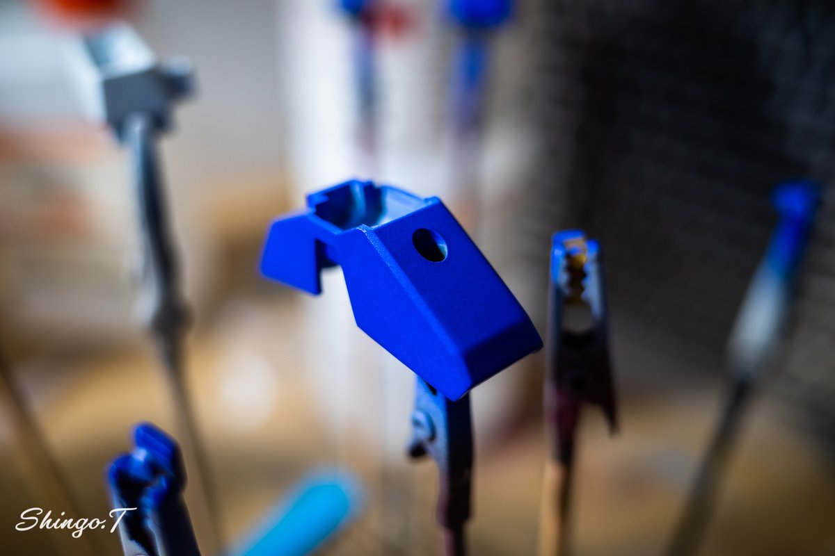 シンゴ ポートレート撮影リハビリ中 差し色として フィニッシャーズのブルーパープルを このフィニッシャーズの塗料は発色の良い塗料なのですが 今回はこのブルーパープルが良い色という噂を聞きつけて お試し部分導入してみました 結果的に気持ちの