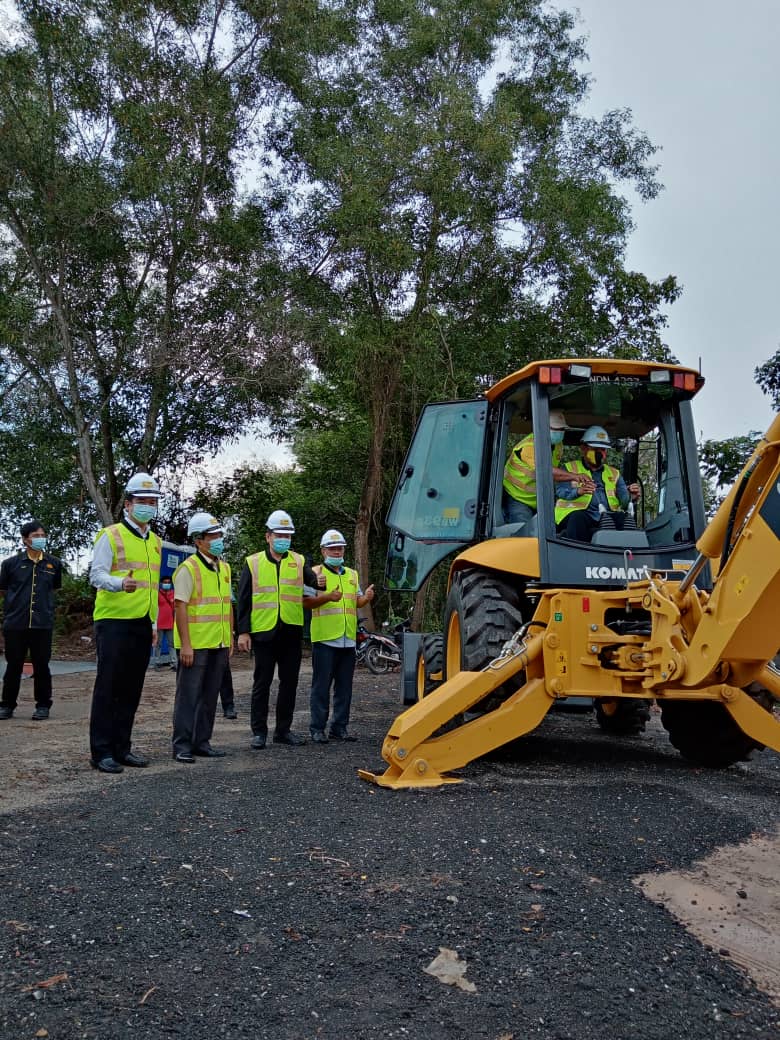 JKRPD's tweet photo. 22.09.2020

Program Lawatan Tapak &amp; Majlis Pecah Tanah bagi Projek Pembaikan Pembentung di Kg Sungai Sendayan, Daerah Port Dickson.

Majlis ini telah disempurnakan oleh YAB Dato' Seri Haji Aminuddin Bin Harun, Menteri Besar Negeri Sembilan.

@JKRNS @MOWorks @JKRMalaysia https://t.co/EQchpGDegY