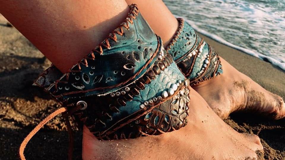 didem_leather's tweet photo. I find anklets so romantic so i did these a while ago and they were sold out so fast! They are %100 handsewn and they last many years.  https://t.co/FYK7KWi9UZ https://t.co/LV4CfU34Da