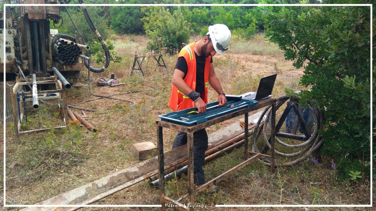 MittoConsulting's tweet photo. Sondajlar esnasında geçilen kaya birimlerden alınan karotların kaya kütle değerlendirmeleri (RQD, TCR ve SCR) ve sondaj loglama işlemleri yerinde ve bilgisayar ortamında anlık olarak yapılarak ofis çalışmalarımıza veri sağlamaktayız.
#sondaj #karot #loglama #numune #madencilik https://t.co/UdykQ3Uc2m