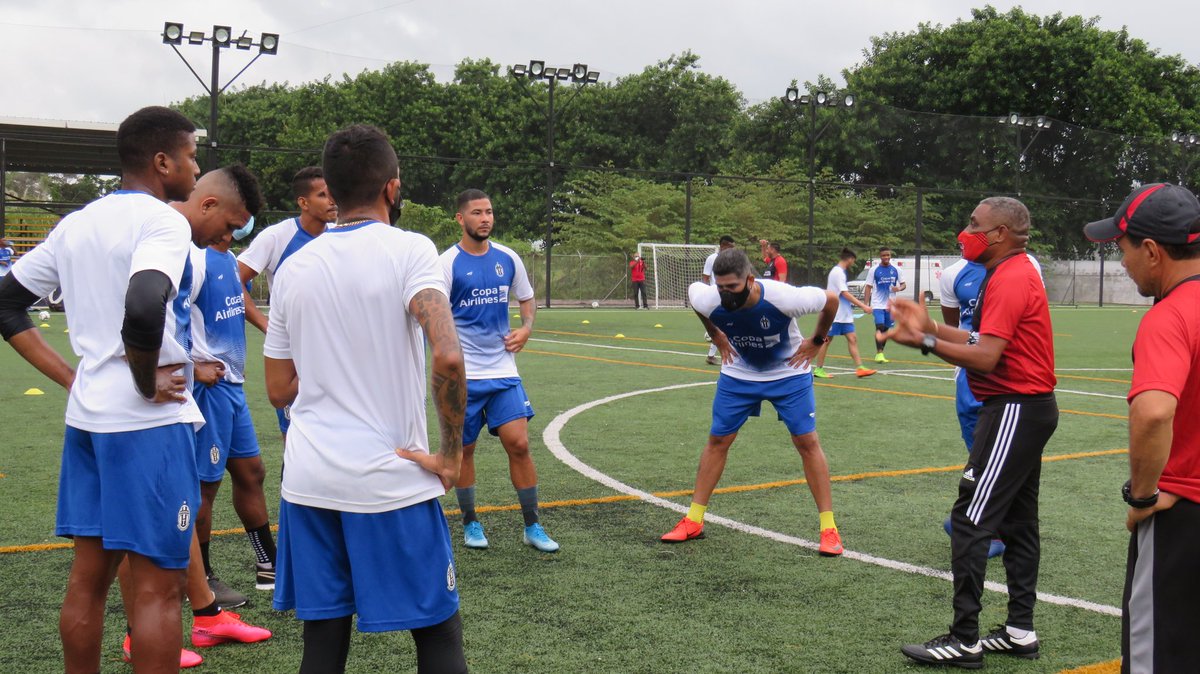 sportingsmfc's tweet photo. ¡Que alegría! 😀 Arrancamos oficialmente la pretemporada con miras al torneo Clausura 2020. 🔴⚫👍⚽️

#Protegete 
#LavateLasManos

#yosoysporting #soyrojinegro #sanmiguelito https://t.co/vJFayjjyVM