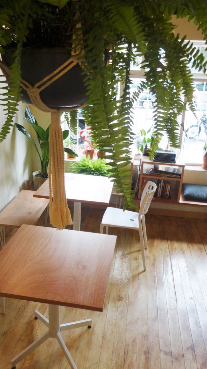 Zzamael's tweet image. Si no tienen donde tomar su clase en línea, en nuestra cafetería tenemos espacio e internet, no necesitan comprar nada, lo importante es apoyarnos, Zacatecas 117 @LaRomaDF