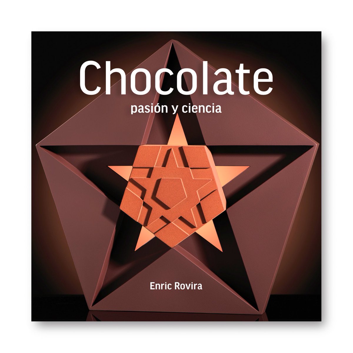 Us presento: Chocolate, pasión y ciencia, el llibre que acabo d’enllestir.
Aviat estarà a la venda.
Avui només podeu veure’n la portada: una peça de xocolata inspirada en particularitats del cacau i de la xocolata.