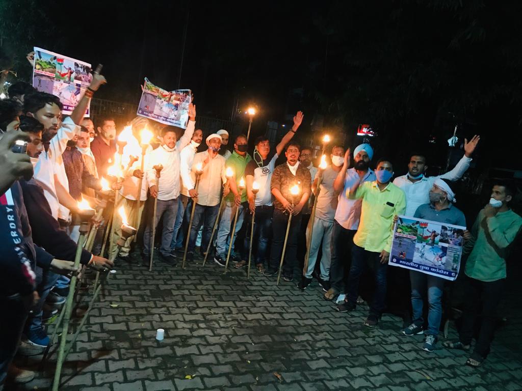 आज पिथौरागढ़ युवा कांग्रेस द्वारा जिला अध्यक्ष ऋषेंद्र महर के नेतृत्व में केमू स्टेशन में एकत्रित होकर कैमूरस्टेशन से गांधी चौक तक किसान विरोधी सरकार के खिलाफ मशाल जुलूस निकाला। #IStandWithIndianFarmers