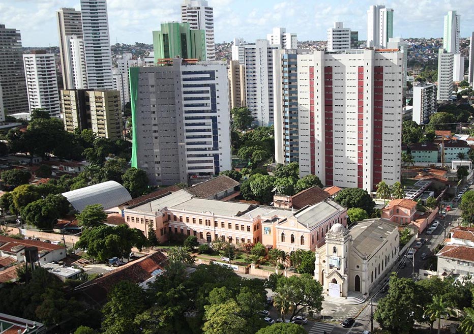 No Recife, é comum se deparar com rixas entre as Zonas Norte e Sul. Isso porque ambas possuem identidades nítidas em nossos imaginários. Os bairros nobres da ZN conservam o passado colonial, enquanto os da moderna ZS procuram se projetar como uma espécie de Barra da Tijuca +