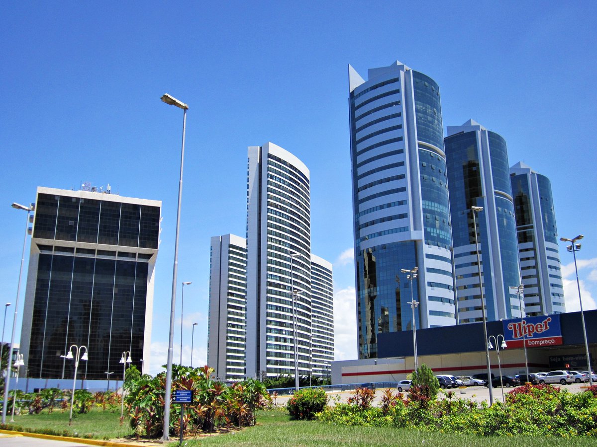 No Recife, é comum se deparar com rixas entre as Zonas Norte e Sul. Isso porque ambas possuem identidades nítidas em nossos imaginários. Os bairros nobres da ZN conservam o passado colonial, enquanto os da moderna ZS procuram se projetar como uma espécie de Barra da Tijuca +