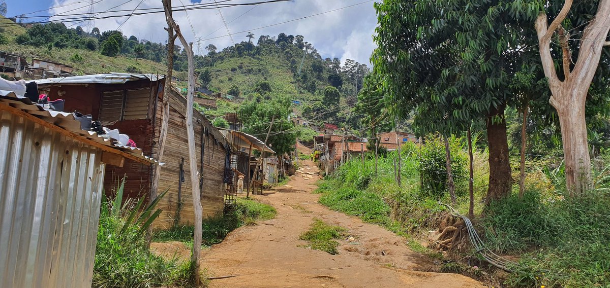 alextinta's tweet photo. Quiero contarles una historia de esas que llegan al alma (me sonó a vallenato). Es una historia que ocurre en la Medellín olvidada, invisible, donde las vías son de barro, como si fuera la Medellín de los años 40 suspendida en el tiempo. Abro hilo https://t.co/BwLWRSYR31