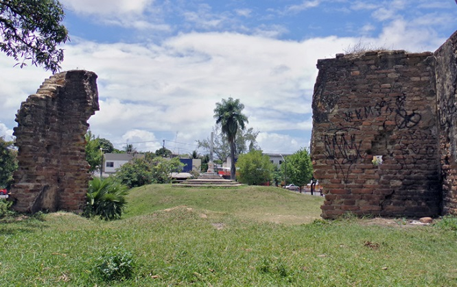 Os bairros Cordeiro e Caxangá também possuem um passado ligado aos engenhos. As marcas da ocupação holandesa também estão Z.O. Muita gente não conhece as ruínas do Forte Arraial Novo do Bom Jesus, nos Torrões, erguido em 1645 para guardar munições dos portugueses. +