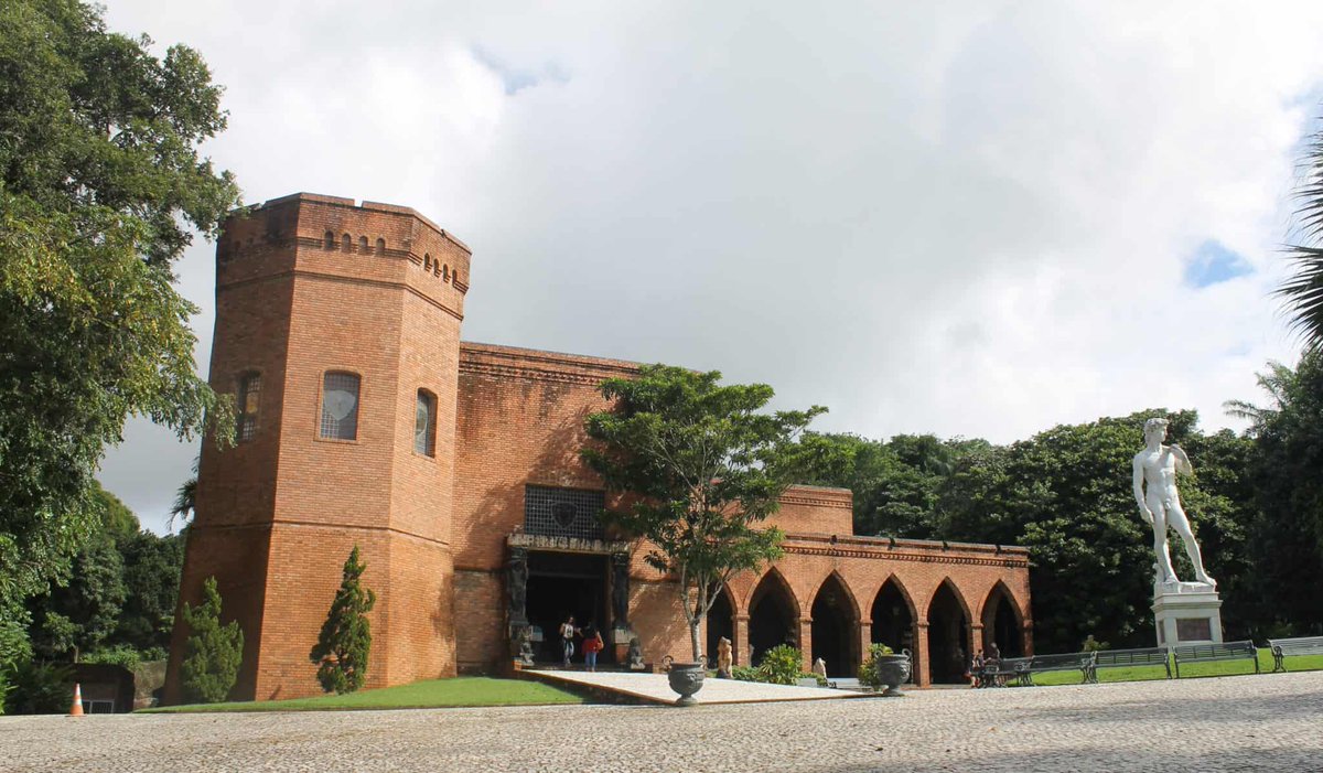 Do outro lado do Capibaribe, Ricardo, primo de Francisco, inaugura em 2002 um museu de aspecto medieval. O Casarão da Várzea, símbolo recente de resistência patrimonial, e a Coudelaria Souza Leão, referência na criação de cavalos, também conservam esse imaginário feudal da Z.O. +