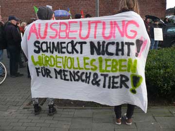 GGTierindustrie's tweet photo. Am 15.03.2014 demonstrierten 200 Menschen unter dem Motto "Solidarität ist eine Waffe" gegen die Ausbeutung & Unterdrückung der Beschäftigten des #Sprehe-Konzerns in #Emsdetten.
Spannender Bericht der #Arbeitslosenselbsthilfe Oldenburg (ALSO): https://t.co/aMQTVNVopG (3/4) https://t.co/pIUlSsadrO