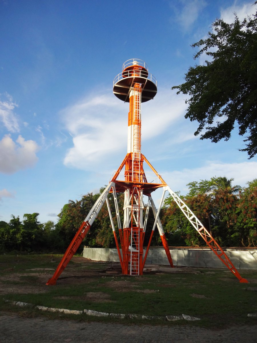 Na década de 1930, o bairro do Jiquiá recebeu a primeira estação aeronáutica para dirigíveis da América do Sul. No Brasil, os zeppelins da Europa tinham rota apenas no Recife e no Rio. Hoje, a Torre do Zeppelin é o único objeto desse tipo ainda de pé em todo o mundo. +