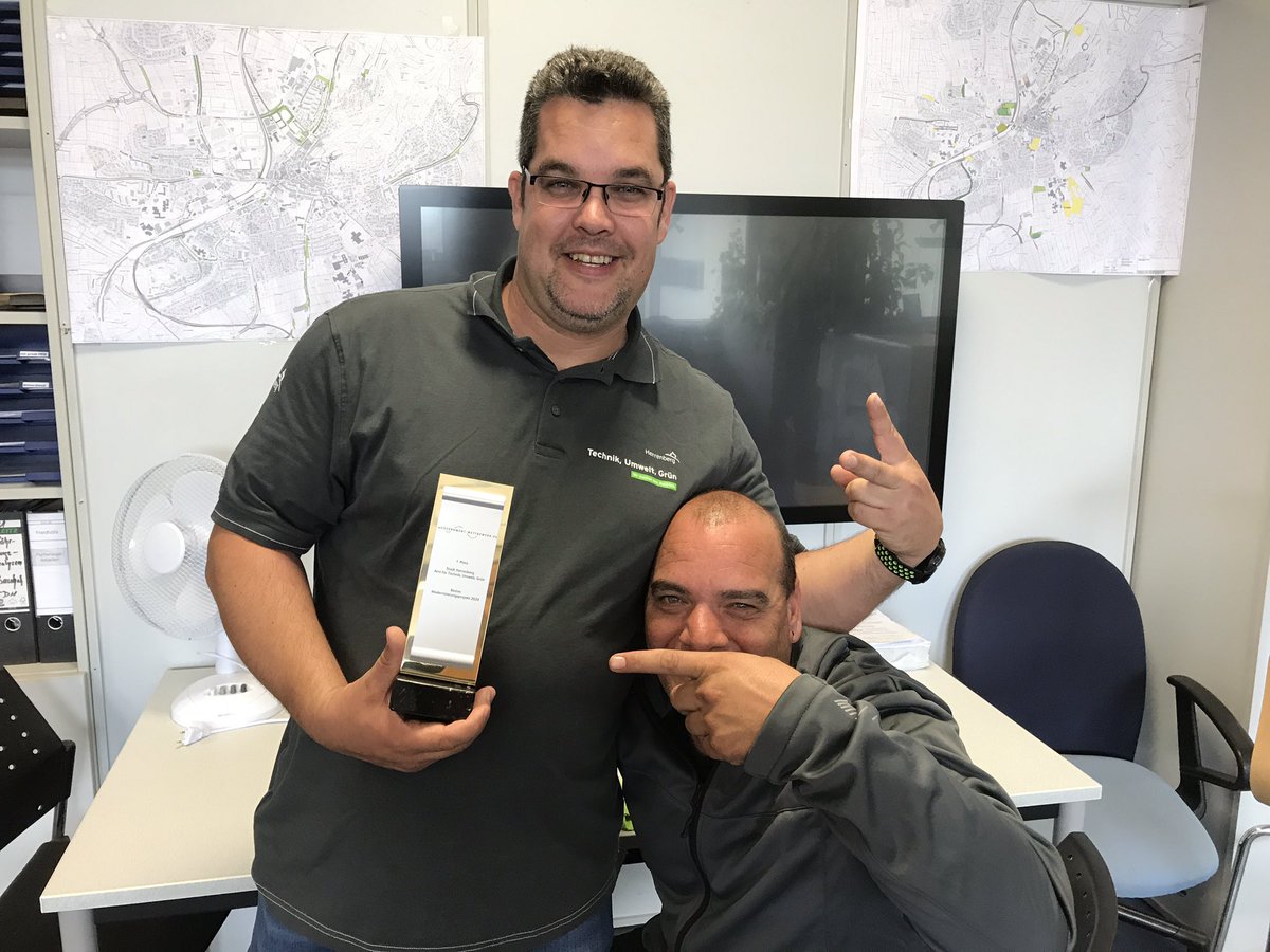 TUGHerrenberg's tweet photo. 🏆 Da isser "der Pott" vom #eGoVW 🏆

🍻 🍸
...am Dienstag von Stefan Kraus und Tom Michael in  Berlin jubelnd in Empfang genommen und heute mit dem stolzen Team "begossen" 🥳🤩 

#teamwork
#agileVerwaltung
#Startup-Bauhof https://t.co/uC72I62d7x