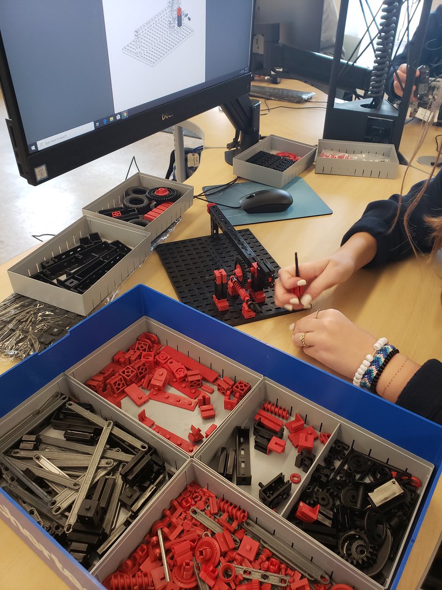 MelanieShedd's tweet image. Lots of hands on learning at the @PrincipiaSchool #IDEALab!  #prinprogress #STEM