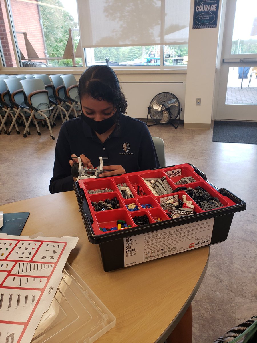 MelanieShedd's tweet image. Lots of hands on learning at the @PrincipiaSchool #IDEALab!  #prinprogress #STEM