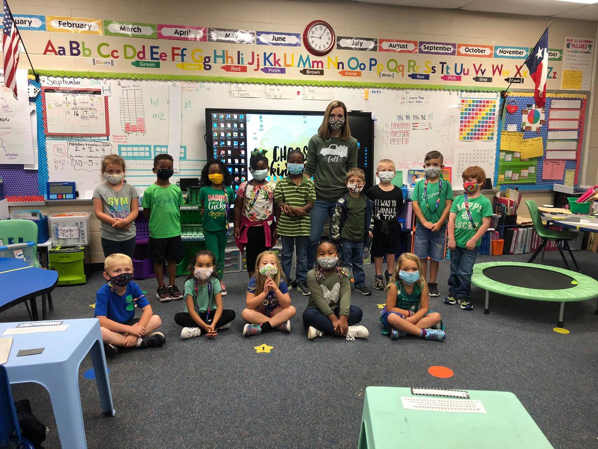 ChapelHill_ISD's tweet image. #hellochisd #helloweek Mrs. Renick&apos;s class is having fun with Hello week!