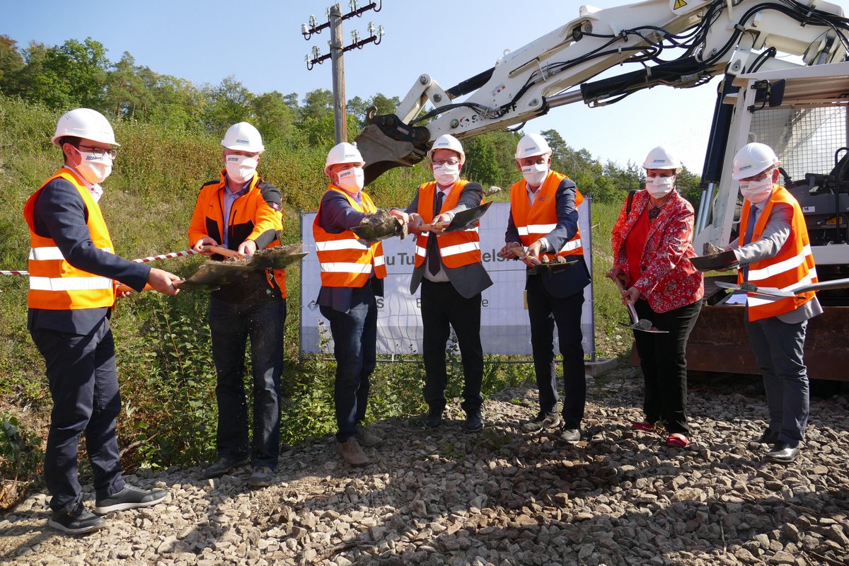 Spatenstich für den Neubautunnel der #HermannHesseBahn: Die zukünftige Bahnverbindung zwischen #Calw und Weil der Stadt sorgt für eine deutliche Verbesserung der Verkehrssituation in der Region. Weitere Informationen: bit.ly/3iYrXFB Bild: Landratsamt Calw #Verkehrswende