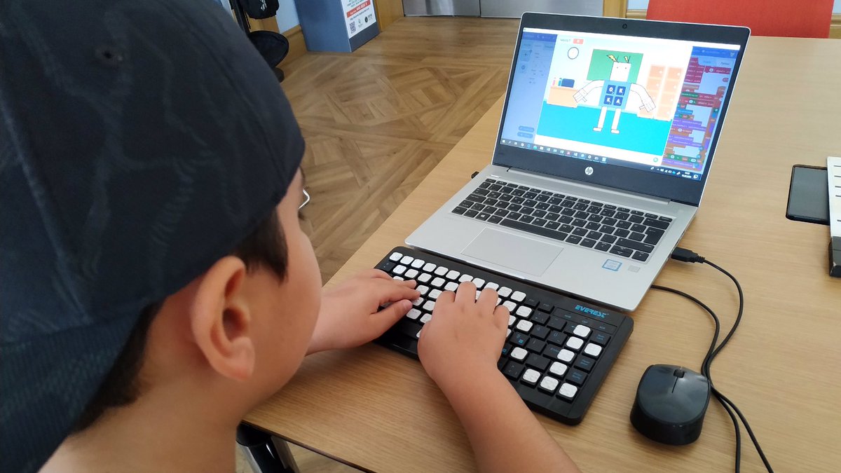 Teknofest İnsanlık Yararına Teknolojiler Yarışması, Sosyal İnovasyon kategorisinde ortaokul öğrencilerimizden oluşan teknoloji takımımız tasarladıkları proje ile final raporunda 887 takım arasından 2. olarak finale kalmaya hak kazandı. 👏🏻