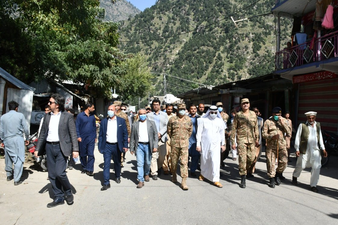 Sana_Jamal's tweet photo. Diplomats, defence attaches, reps of various countries & intl orgs visit Line of Control #LoC in Azad Jammu and Kashmir (AJK) where they were briefed on border situation. DG ISPR said the Indian Army is using cluster bombs on innocent civilians and carried out 2333 CFVs this year https://t.co/pIPCOrPIbA