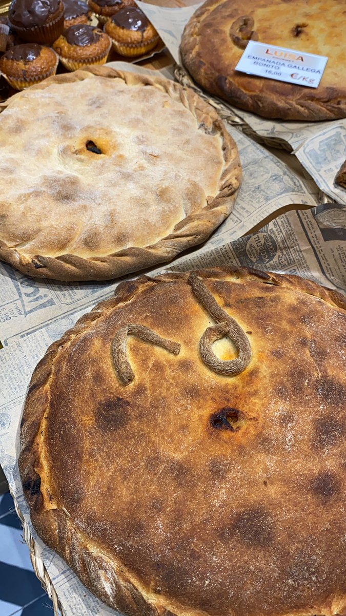 luisa_gourmet's tweet photo. ¿Sabías que nuestro pan es 100% gallego? Cada mañana recibimos pan y empanadas de un maestro panadero gallego, además el proceso es artesano!! #LeonEsp #Pan #Artesano https://t.co/5Cs2Ou9M3k