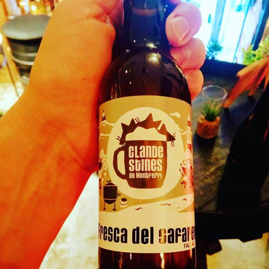 AssSinglot's tweet image. La Fresca, Wet Hop Pale Ale, amb #localhops de la planta a la caldera, by Les Clandestines, inaugura la temporada de llúpol fresc i arriba al Singlot.

En fila, mans i cul net 🤟

Avui Dijous de 18 a 22 h. amb Pizza de Dijous, i escalfant motors per al #Zwanzeday de de Dissabte!