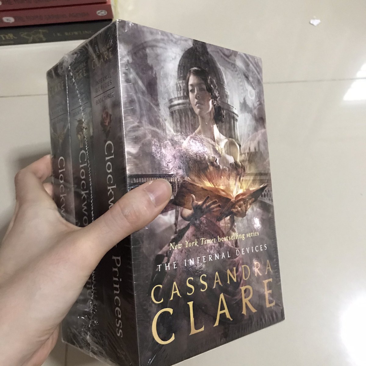 bunnieze's tweet photo. พร้อมส่งค่ะ มือ 1 ในซีล 

The infernal devices (ปก  1,100.- ) ขาย 600.-

ค่าส่ง30฿ เล่มต่อไป 5บาท

#หนังสือดีบอกต่อ #หนังสือน่าอ่าน 
#นิยายมือสองสภาพดี #นิยายมือสอง #หนังสือมือสองราคาถูก #หนังสือมือสองสภาพดี #นิยายภาษาอังกฤษ #นิยายภาษาอังกฤษมือสอง #หนังสือภาษาอังกฤษ https://t.co/pVDtz5LH3F