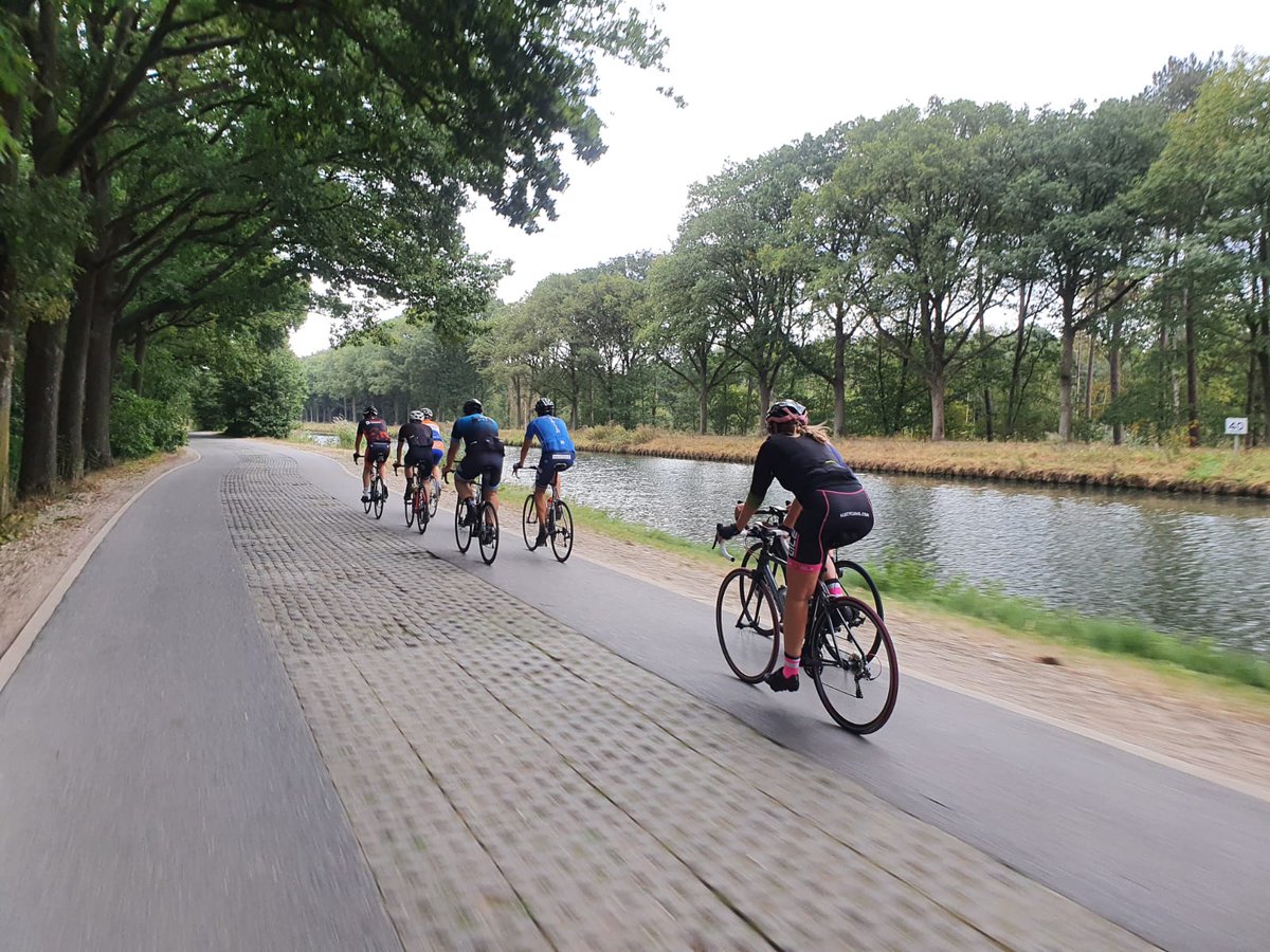 Lekker sportief de werkdag afsluiten! 👏 

Dit groepje fanatiekelingen stapte gisteren op de fiets voor een mooie wielertocht door omgeving Eindhoven. 🚴‍♂️💨

#sportdoetietsmetje #nationalesportweek