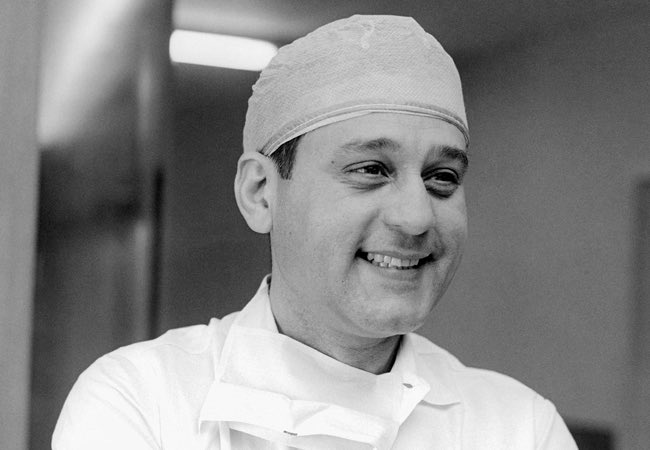 Hispanic Heritage Day 9: René Gerónimo Favaloro, Argentine heart surgeon performed the first documented coronary bypass operation and was the first surgeon to perform successful heart-transplant surgery in Argentina. @BogotaPublic #HispanicHeritageMonth #culture #Argentina https://t.co/nPiHBSwgln
