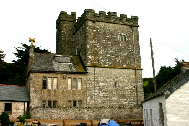 Ross_Hemsworth's tweet photo. I used to love visiting Pengersick Castle in Cornwall. We featured it in the TV series #GhostDetectives because of the amount of alleged anomalous phenomena. There also used to be a fantastic chip shop nearby run by former England cricketer #ChrisOld https://t.co/38uphrLRxw