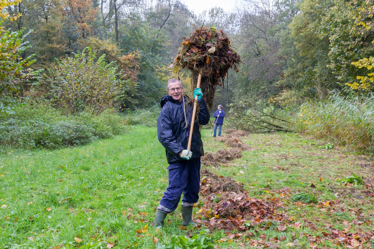 Al bijna 20 jaar doet Wim mee aan de Natuurwerkdag! Benieuwd waarom hij het nog steeds bijzonder vindt om elk jaar mee te doen? Lees hier zijn verhaal bit.ly/3j0sV4e #natuurwerkdag #samenvoorbiodiversiteit