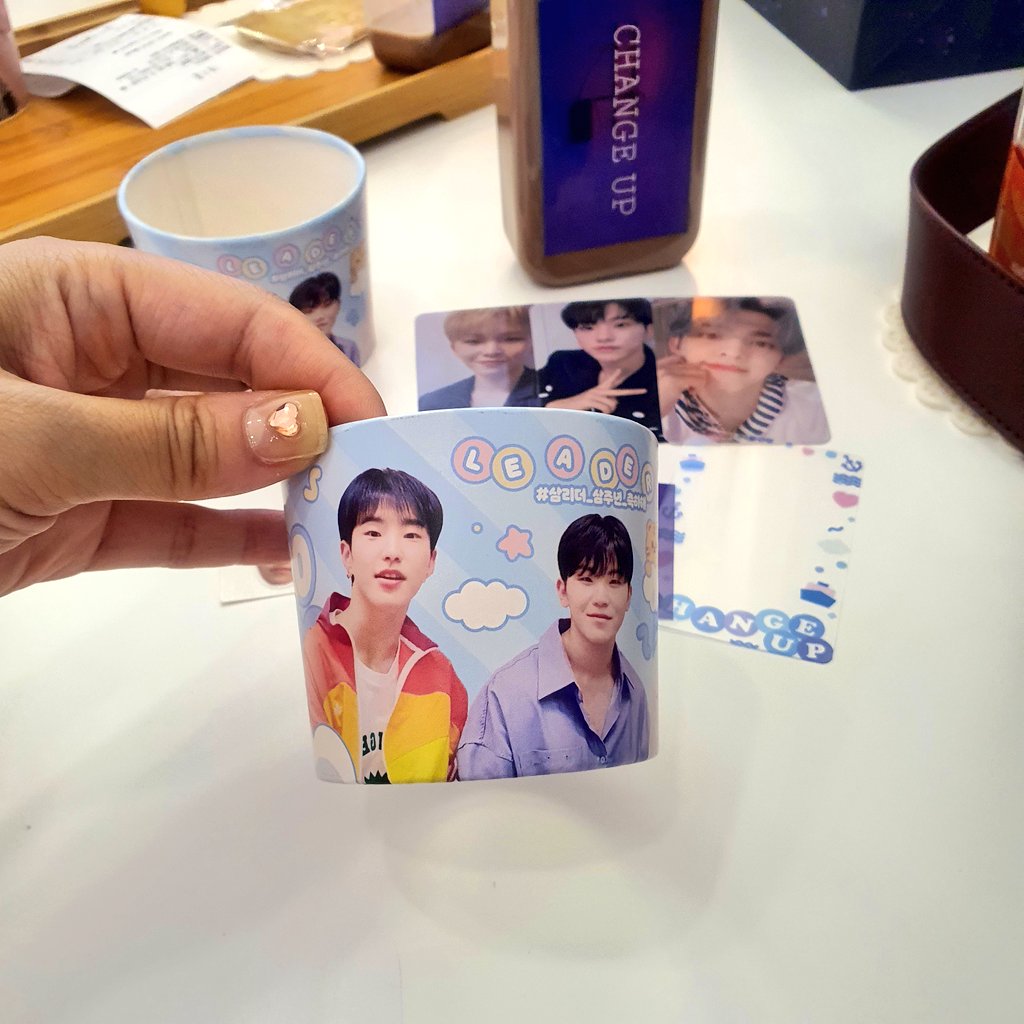 haehae_526's tweet photo. 💟리더즈 3주년💟

📌카페오뉴 9/23~9/27
덕메와 함께하는 시간은 언제나 즐겁죠😊
사장님께서 최소 캐럿이심💙
(사장님 넘 친절하십니다😍)
좋은 이벤트 열어주셔서 감사합니다🙇‍♀️❤
@Cafe_onU
@For_3leaders

#삼리더_삼주년_축하해
#리더즈_컴백시급 https://t.co/D1VrE1ySRl